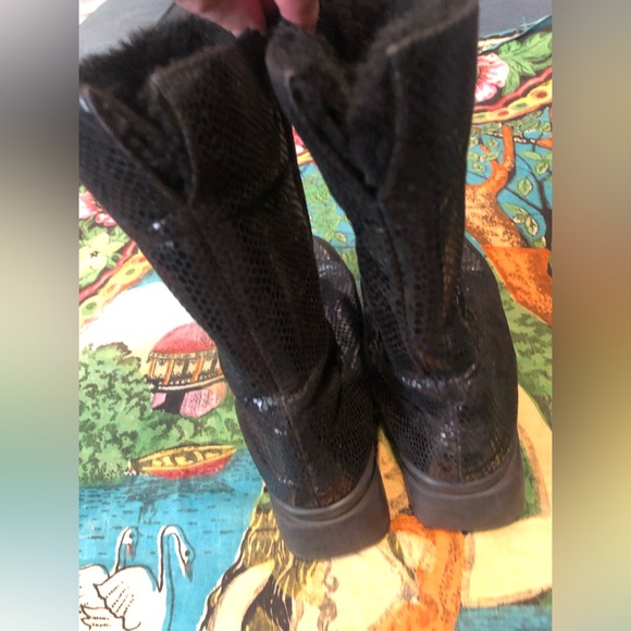 Rohde Cute And comfy black  snake print booties - Picture 2 of 7